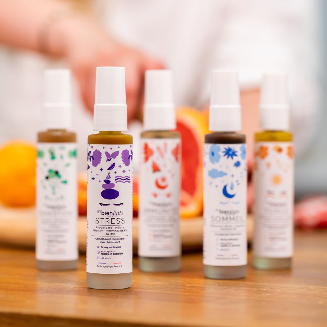 Collection de spray sublinguaux Les Bienfaits exposés sur une table