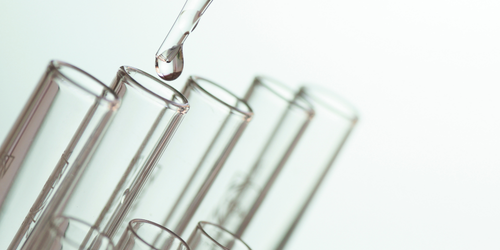 Pipette qui remplit un tube à essai en verre