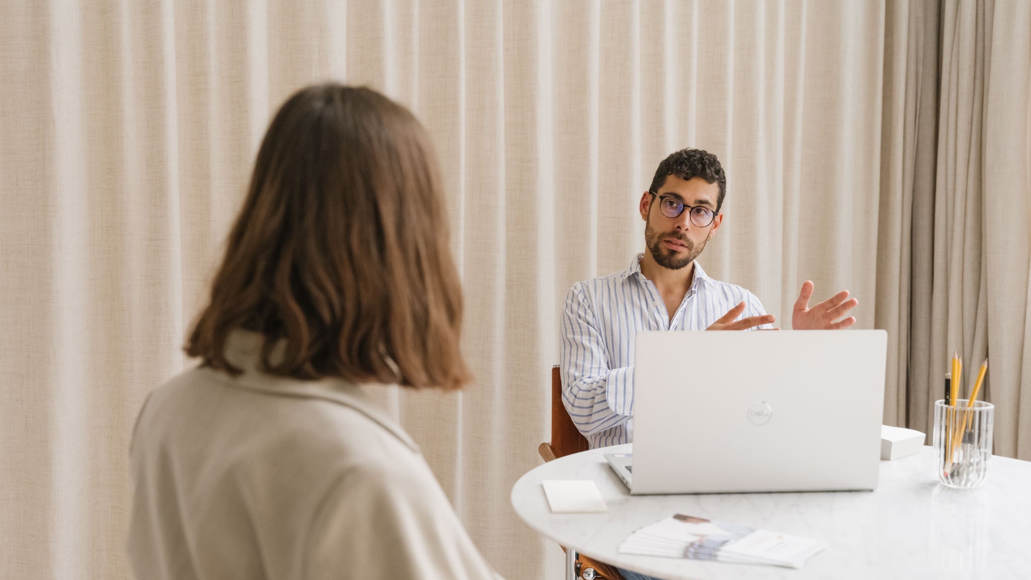 Diététicien-nutritionniste en consultation face à une patiente, ordinateur sur table
