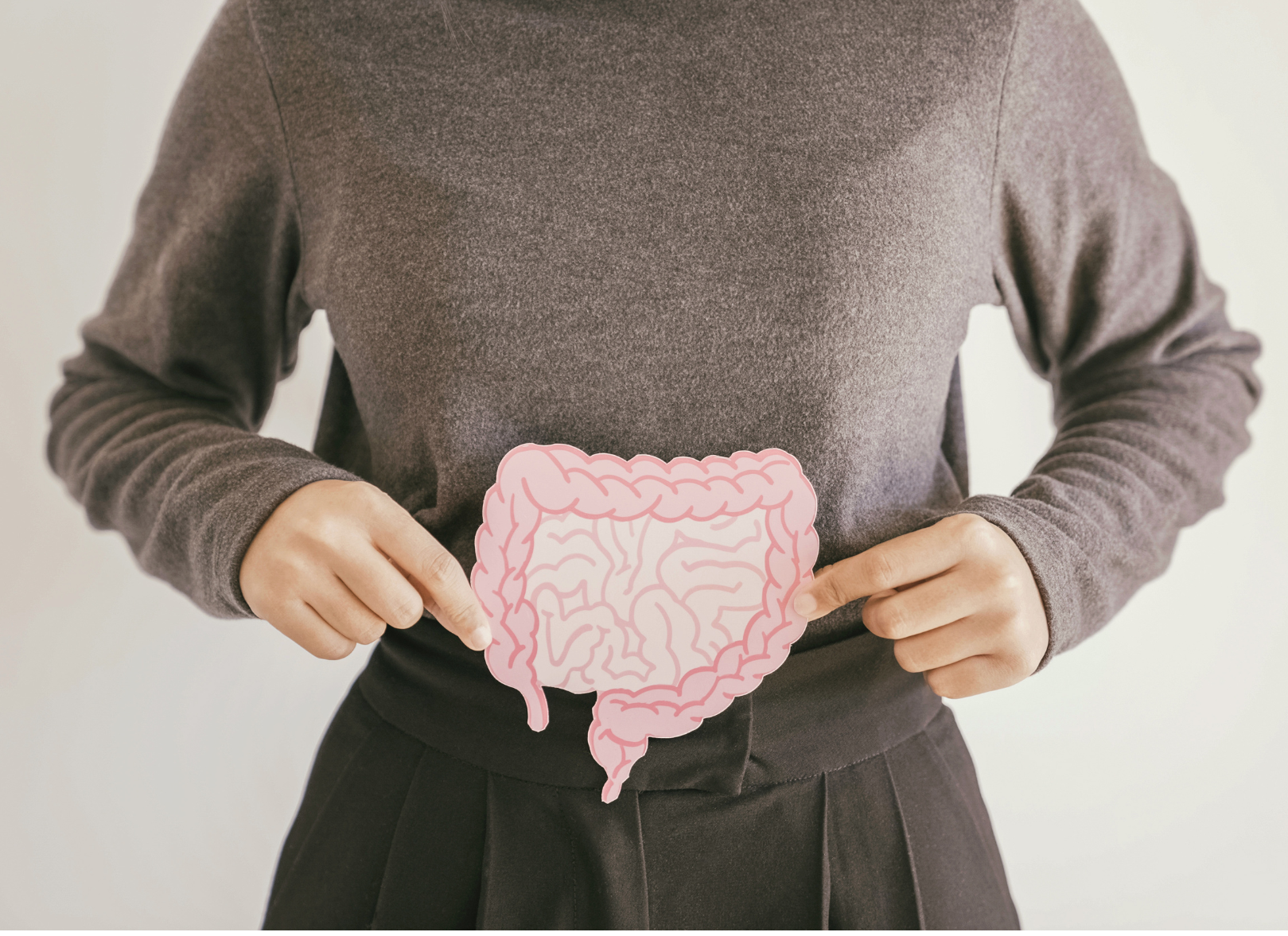 Une femme porte une image représentant des intestins devant son ventre