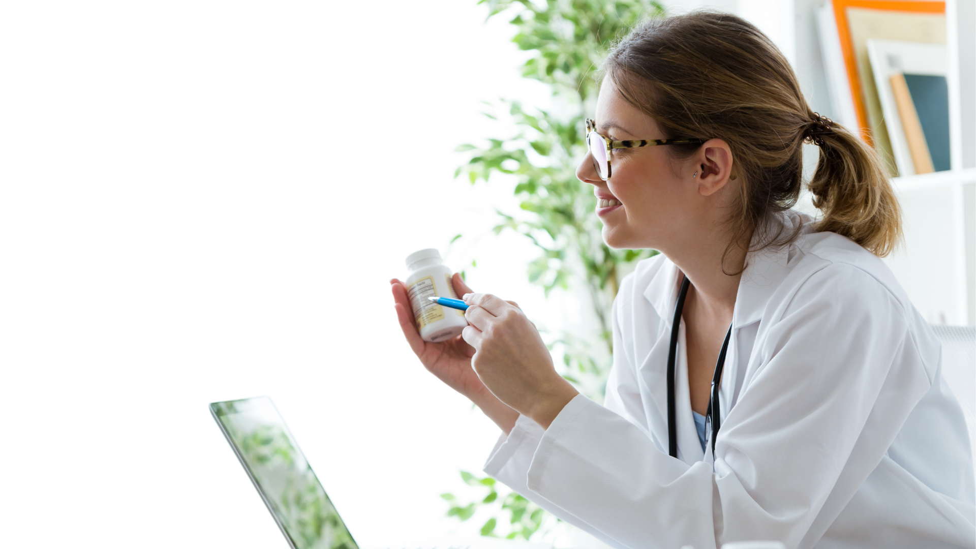 Professionnel de santé conseillant son patient sur un complément alimentaire